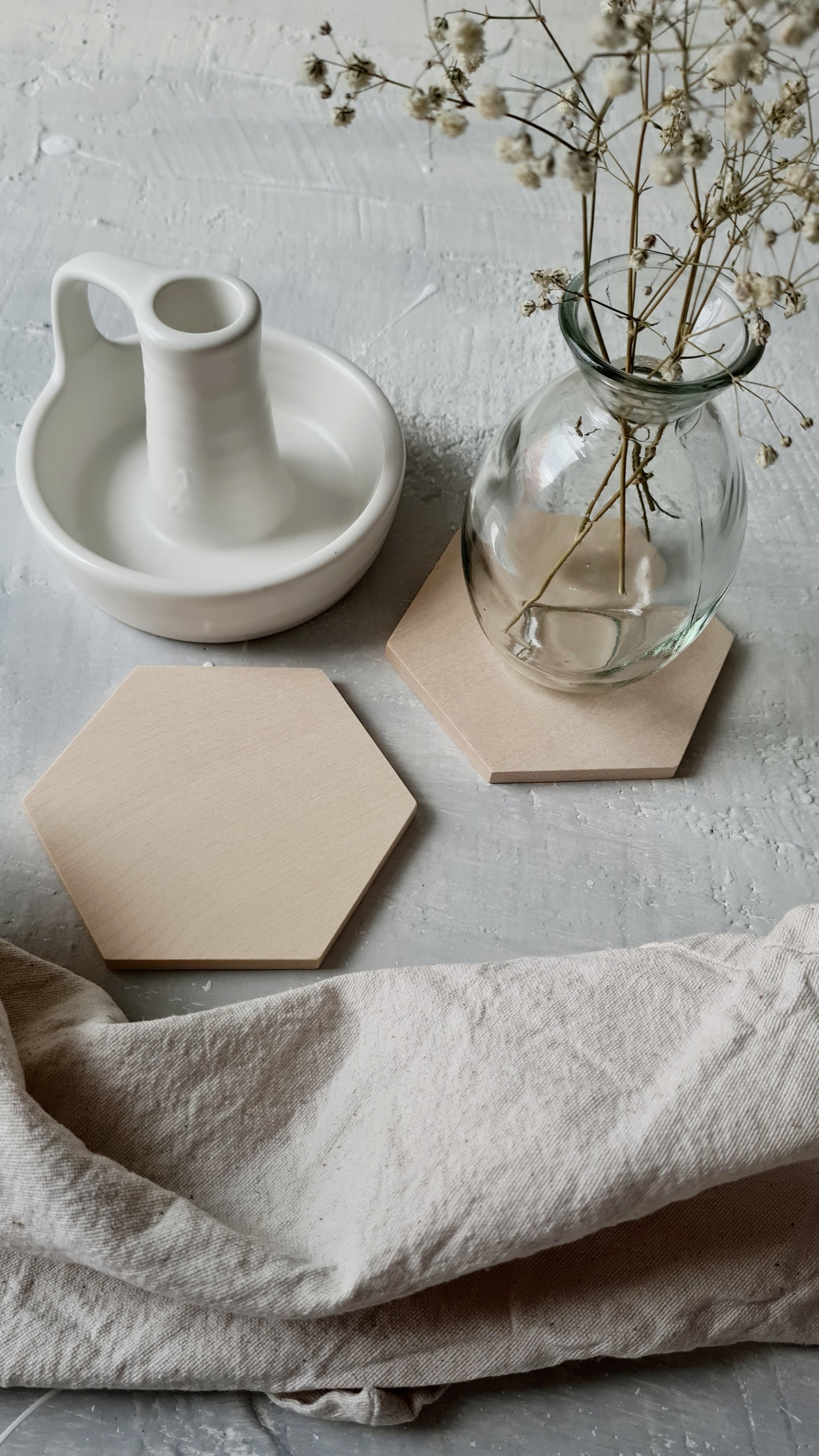 Untersetzer Hexagon dekoriert mit Vase und Kerzenständer