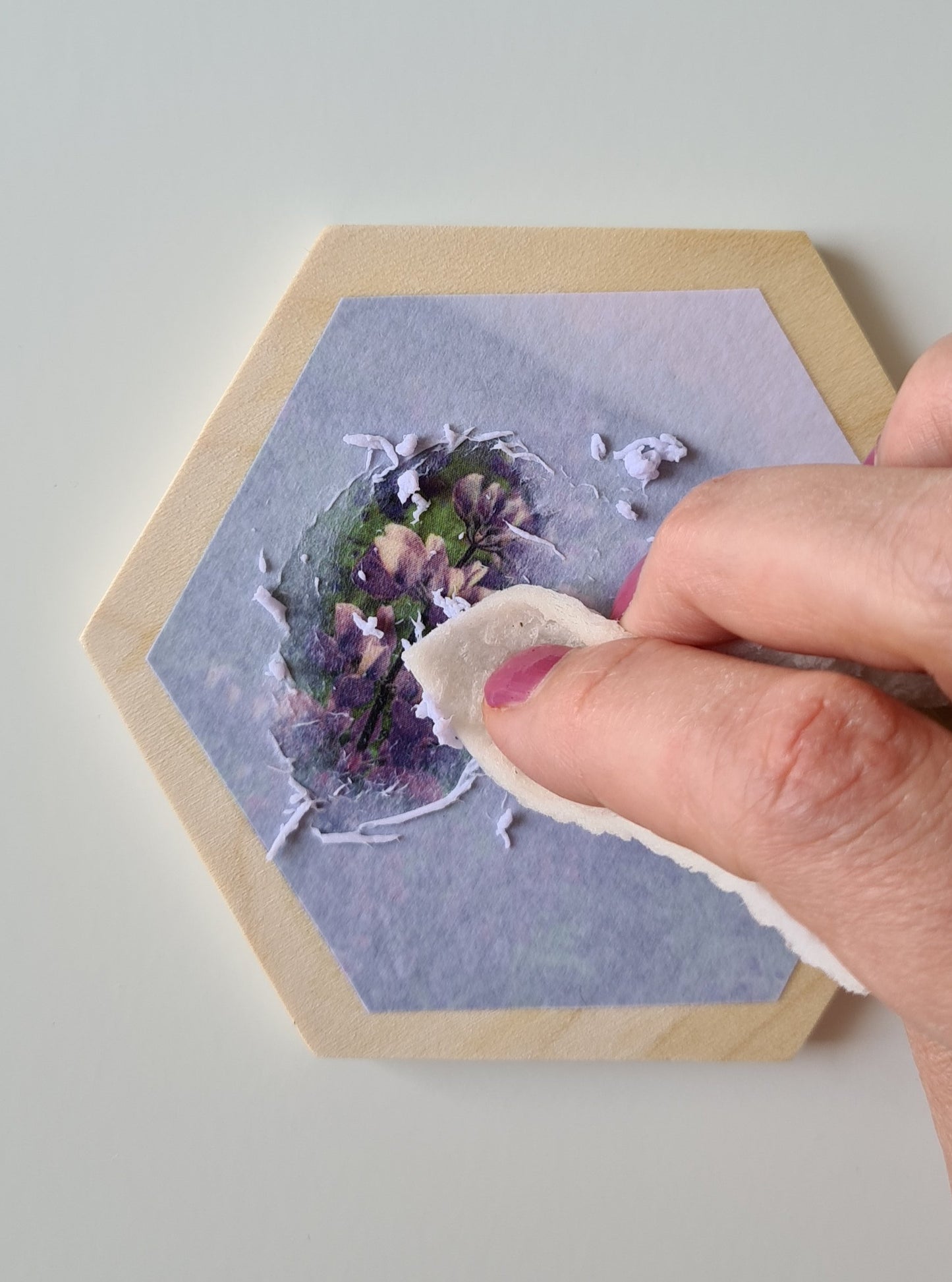 Photo Tansfer Technik - nach der Trocknung das Papier mit Wasser einweichen und abrubbeln