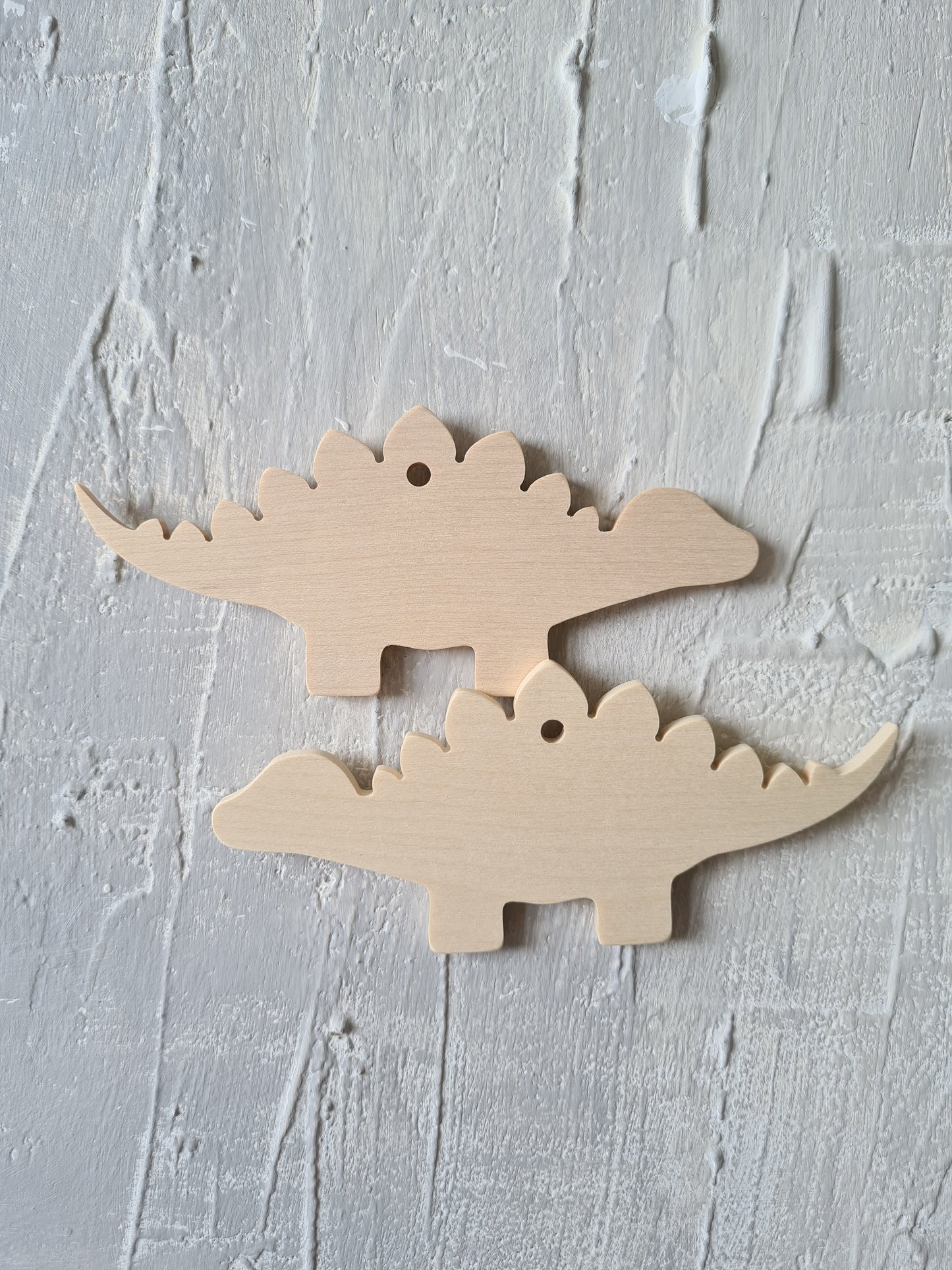 Zwei Holzdinos Stegosaurus